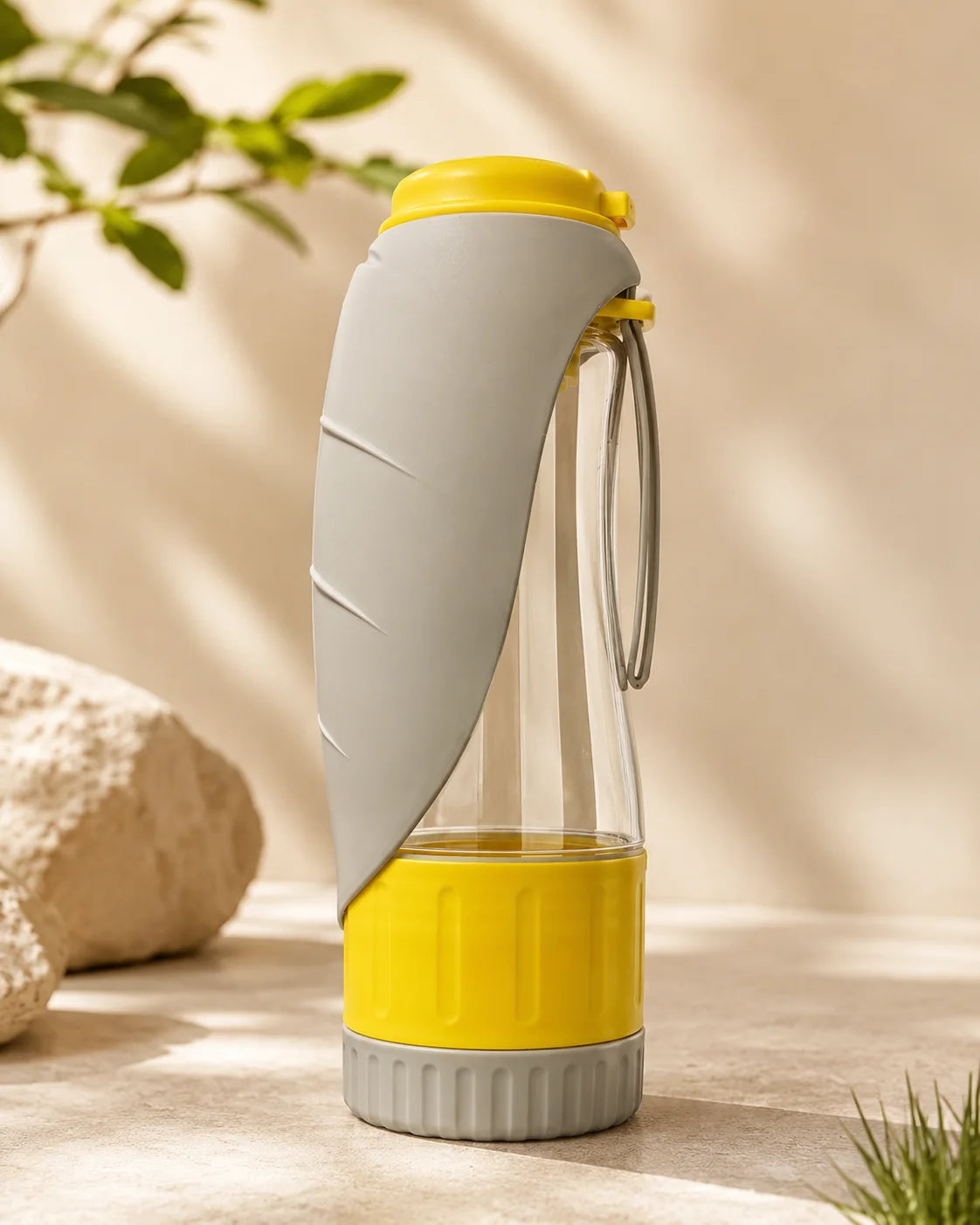 Lenvexa PawSip amarillo y gris, botella port&aacute;til con cuenco integrado y compartimento para premios
